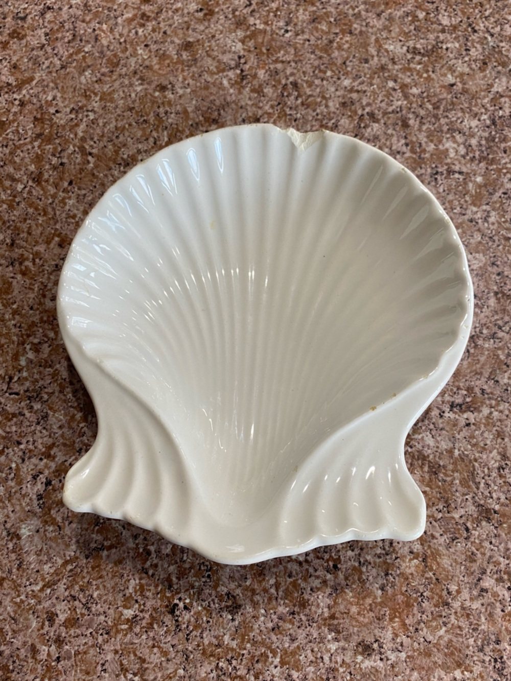 White Shell-Shape Ceramic Serving Dish - Elegant Home Kitchen Accent